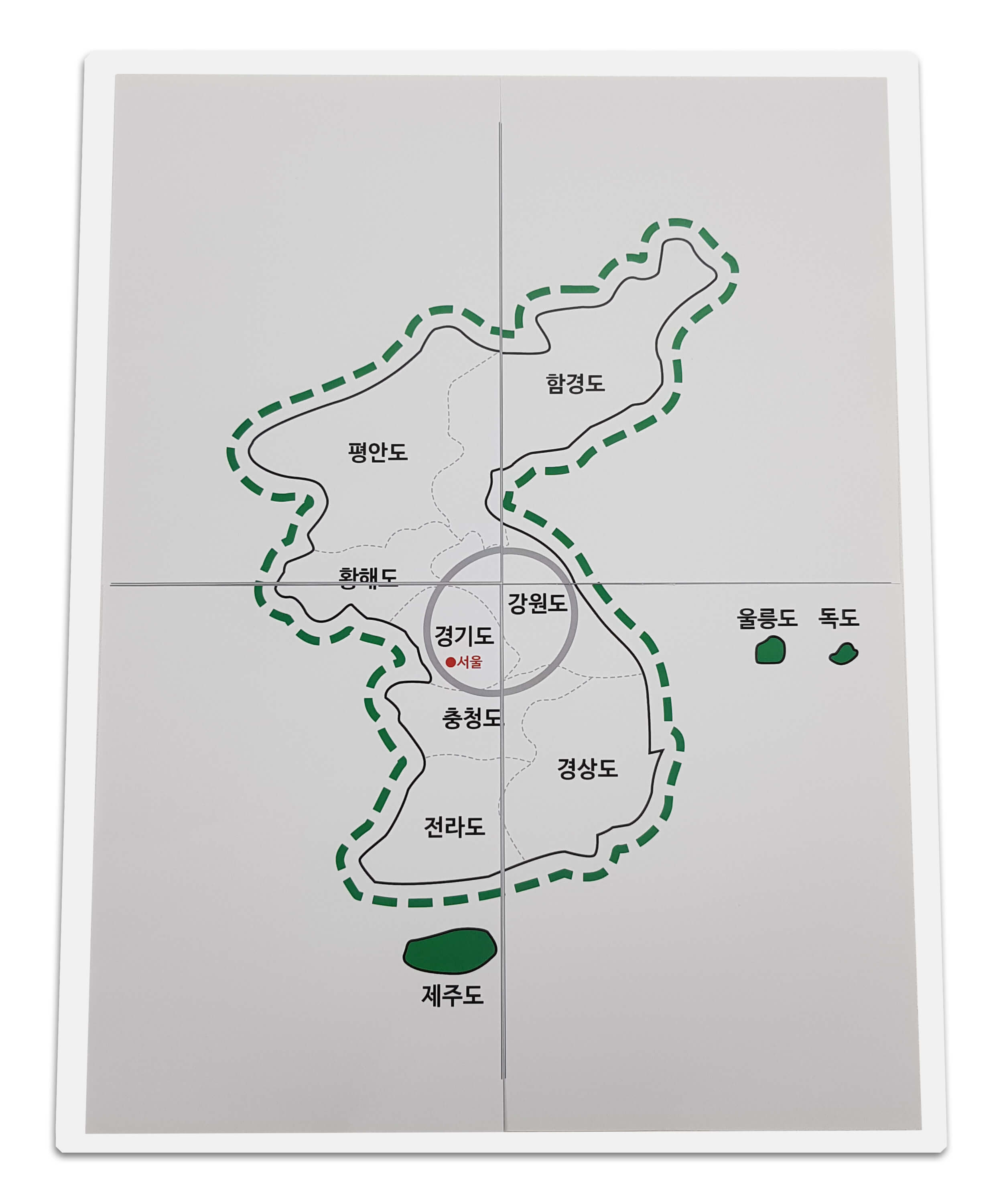 지도 퍼즐을 폼 보드에 모두 붙인 모습