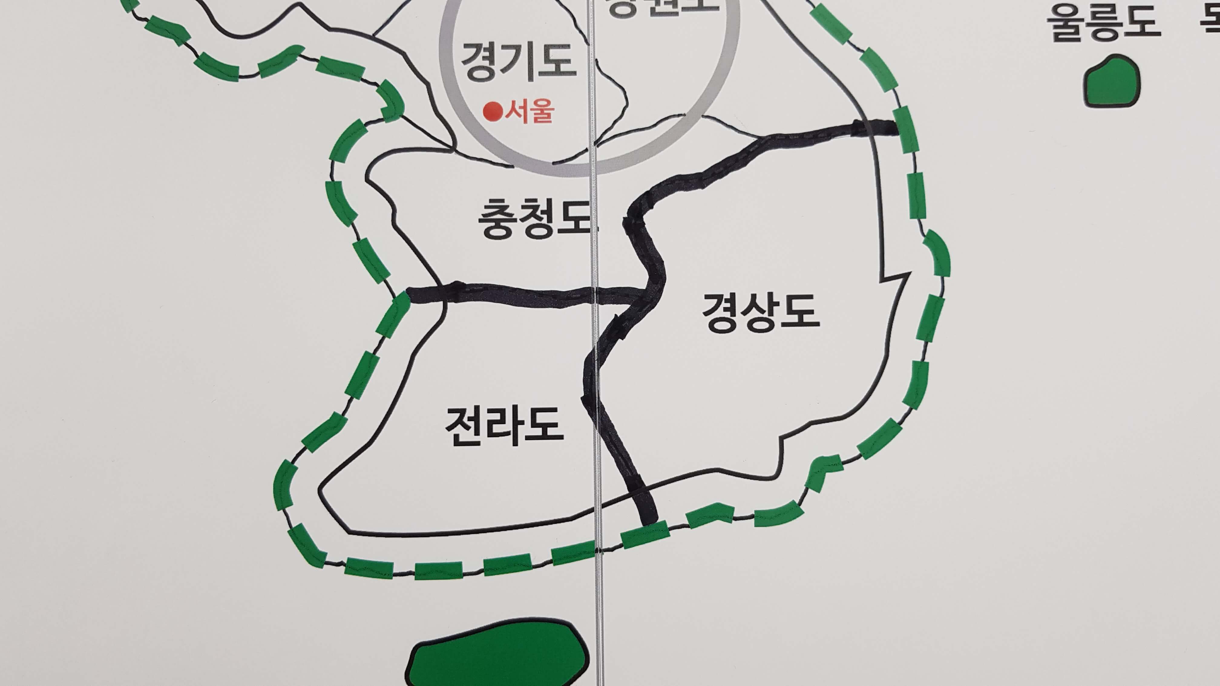우리나라 지도에서 둘레와 각 지역을 검은색 펜으로 그린 모습