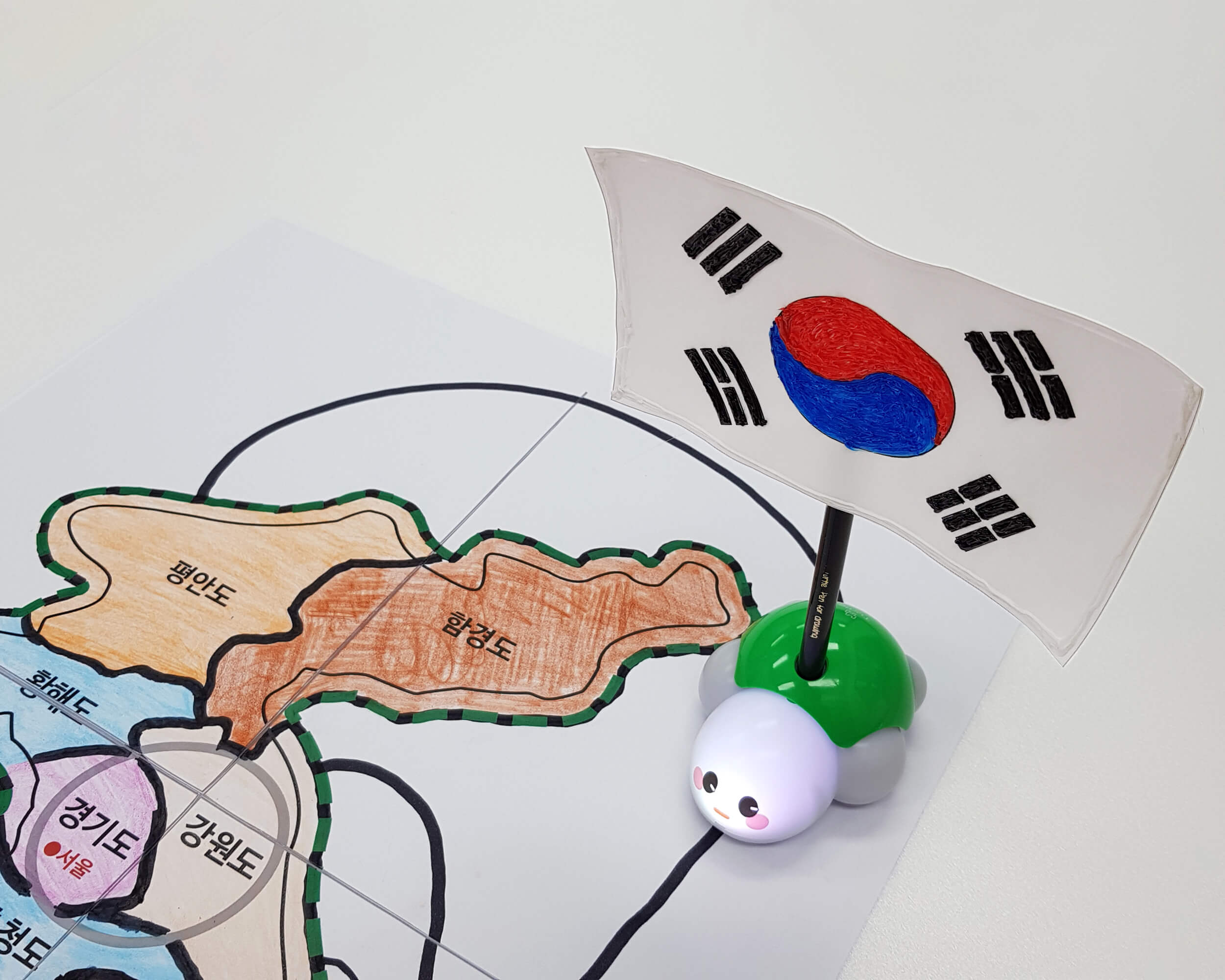 3D 태극기를 꽂은 터틀 로봇이 검은 라인을 따라가는 모습