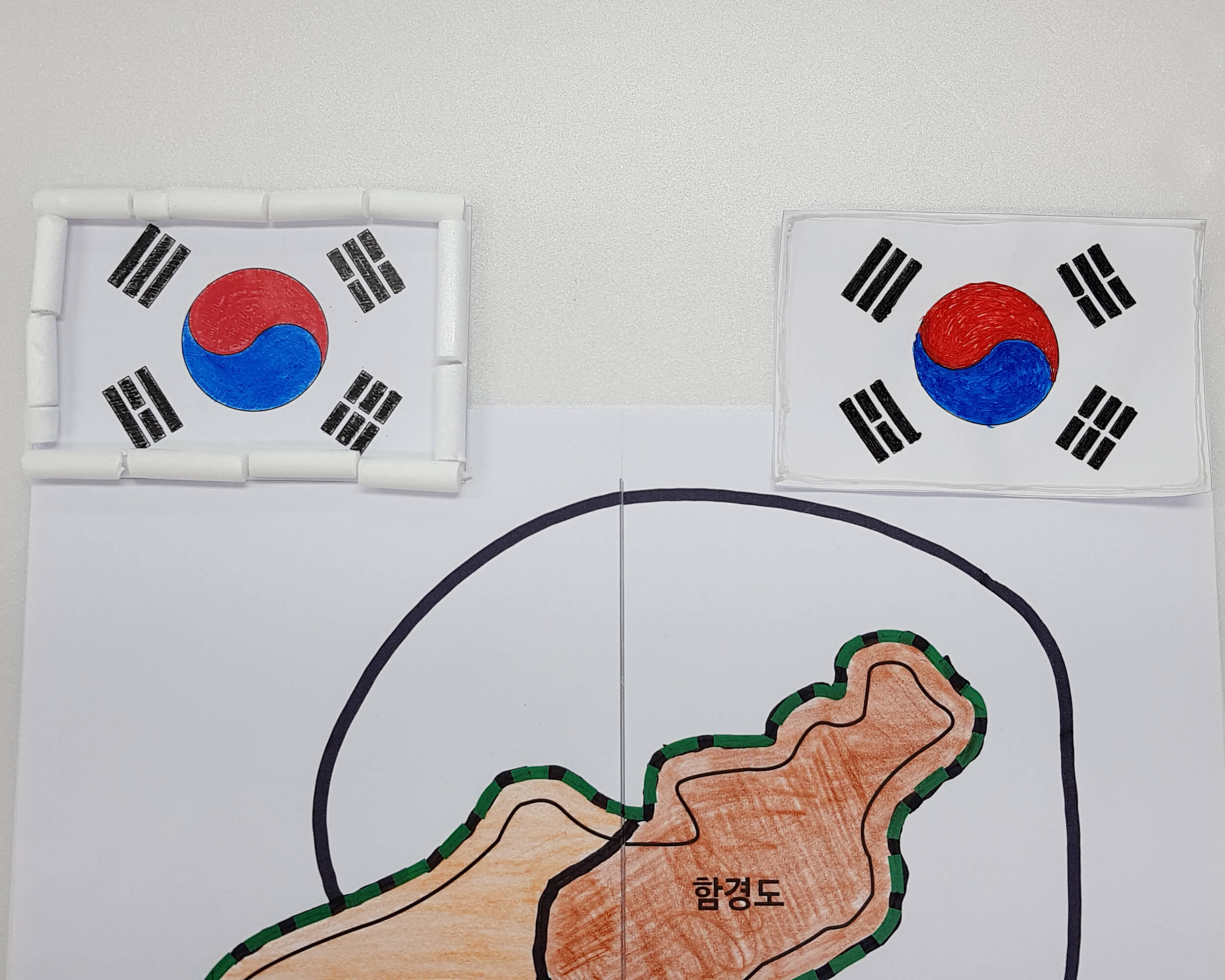 직접 만든 태극기를 붙여 지도를 꾸미는 모습