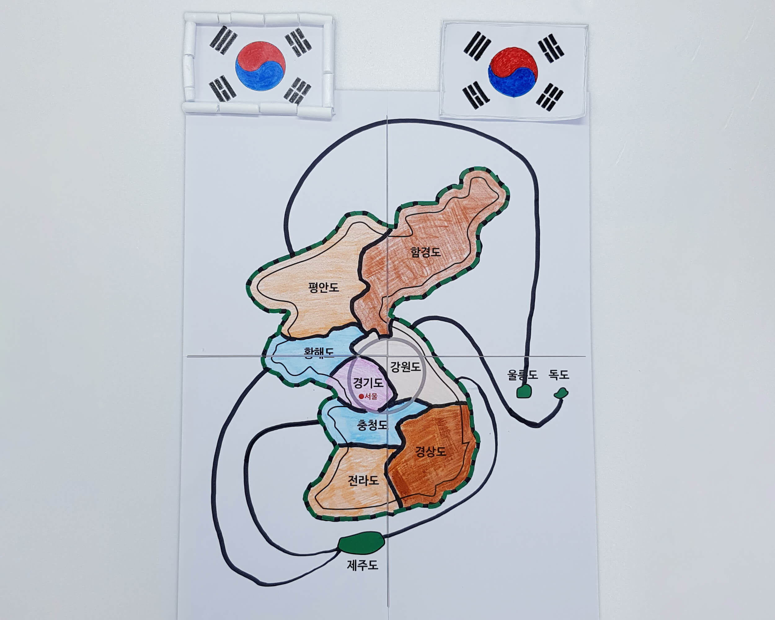 직접 만든 태극기를 붙여 완성한 지도의 모습