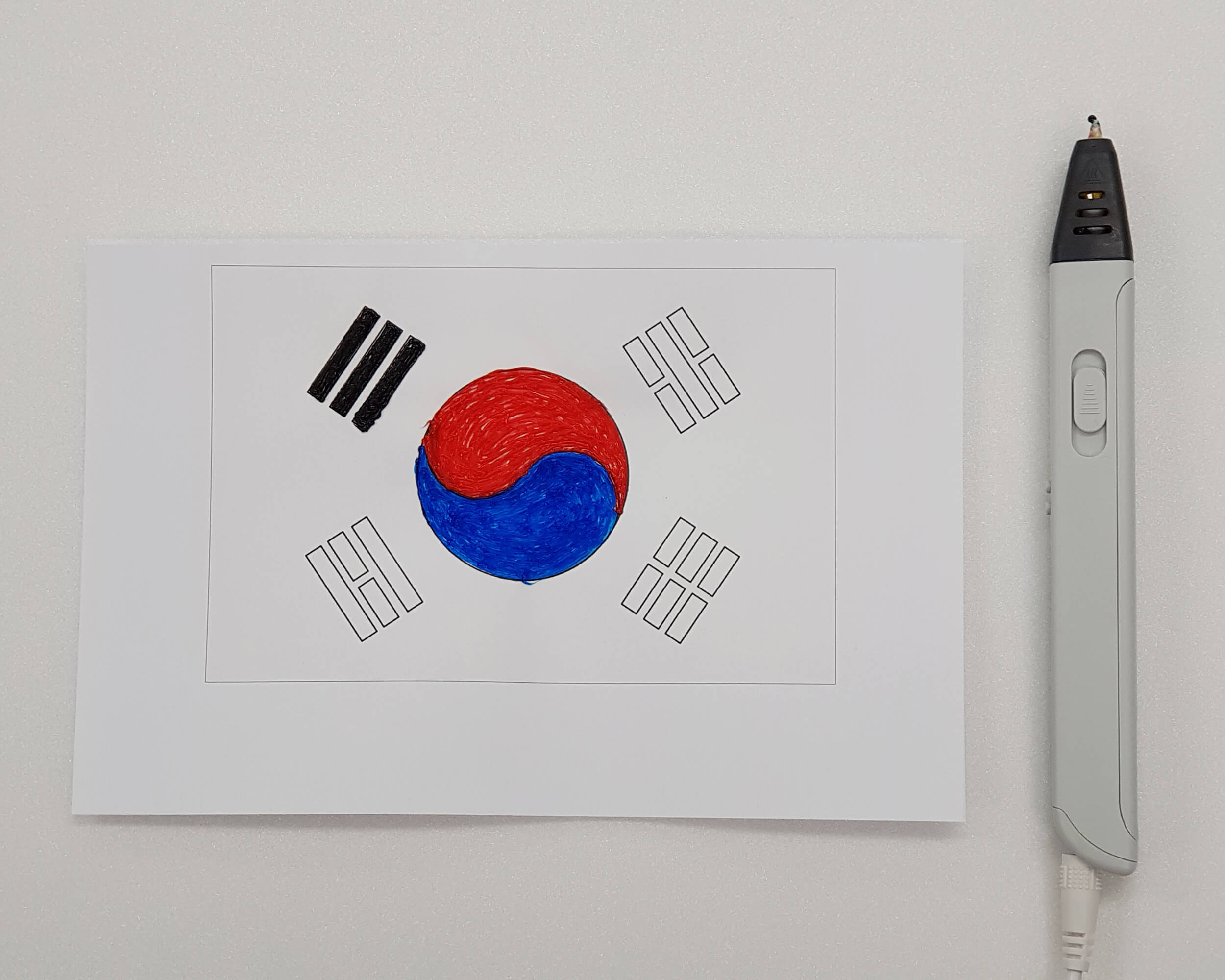 3D 펜을 사용해서 태극기 만드는 모습