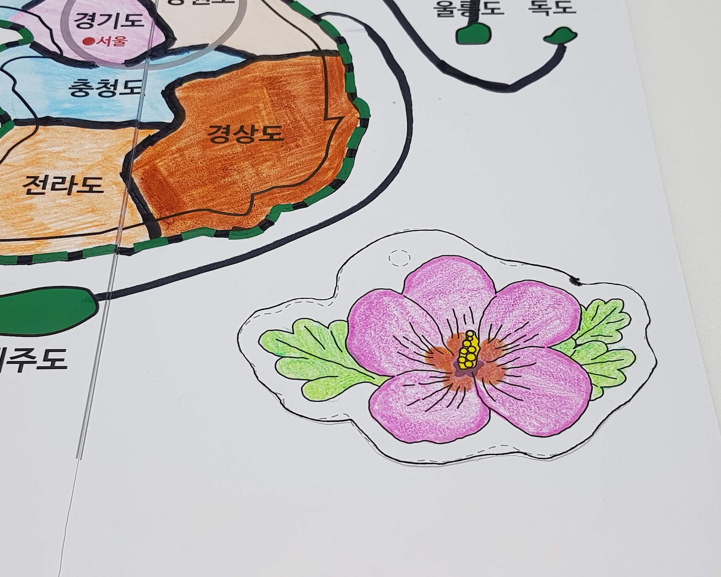 무궁화를 우리나라 지도에 배치하여 꾸민 모습