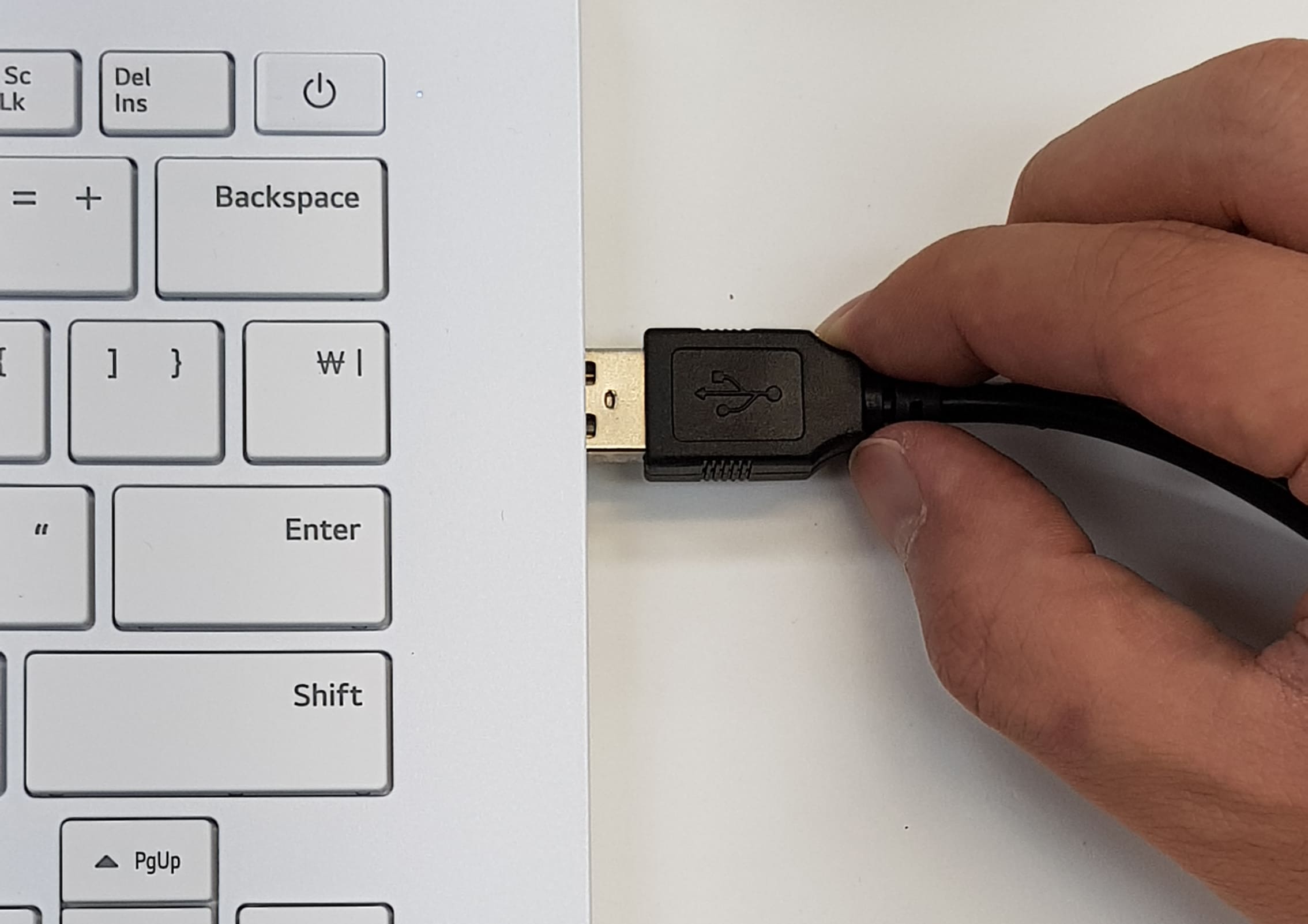 컴퓨터와 USB 케이블을 연결하는 모습