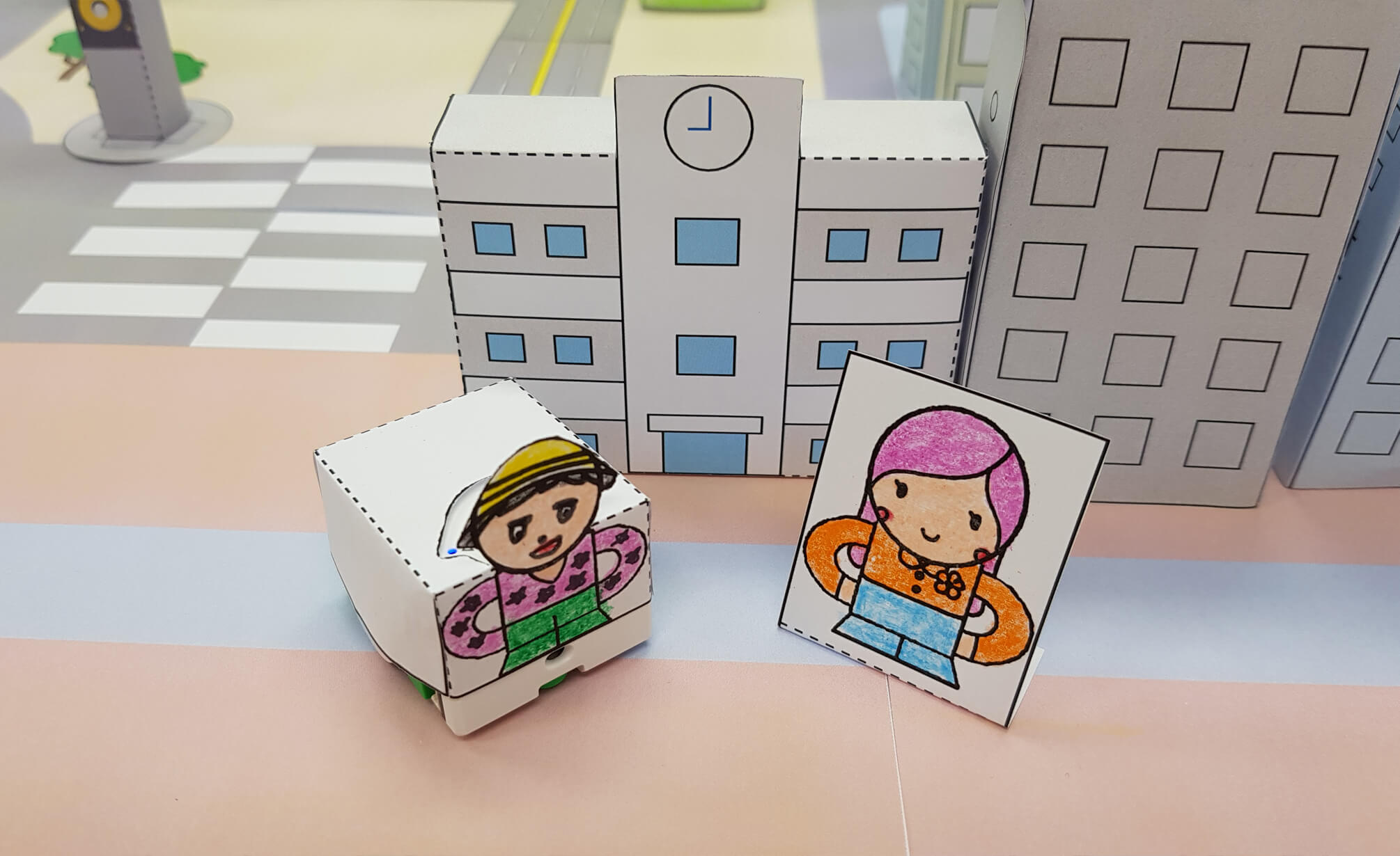 학교에 등교한 학생과 학교 앞 선생님 모습