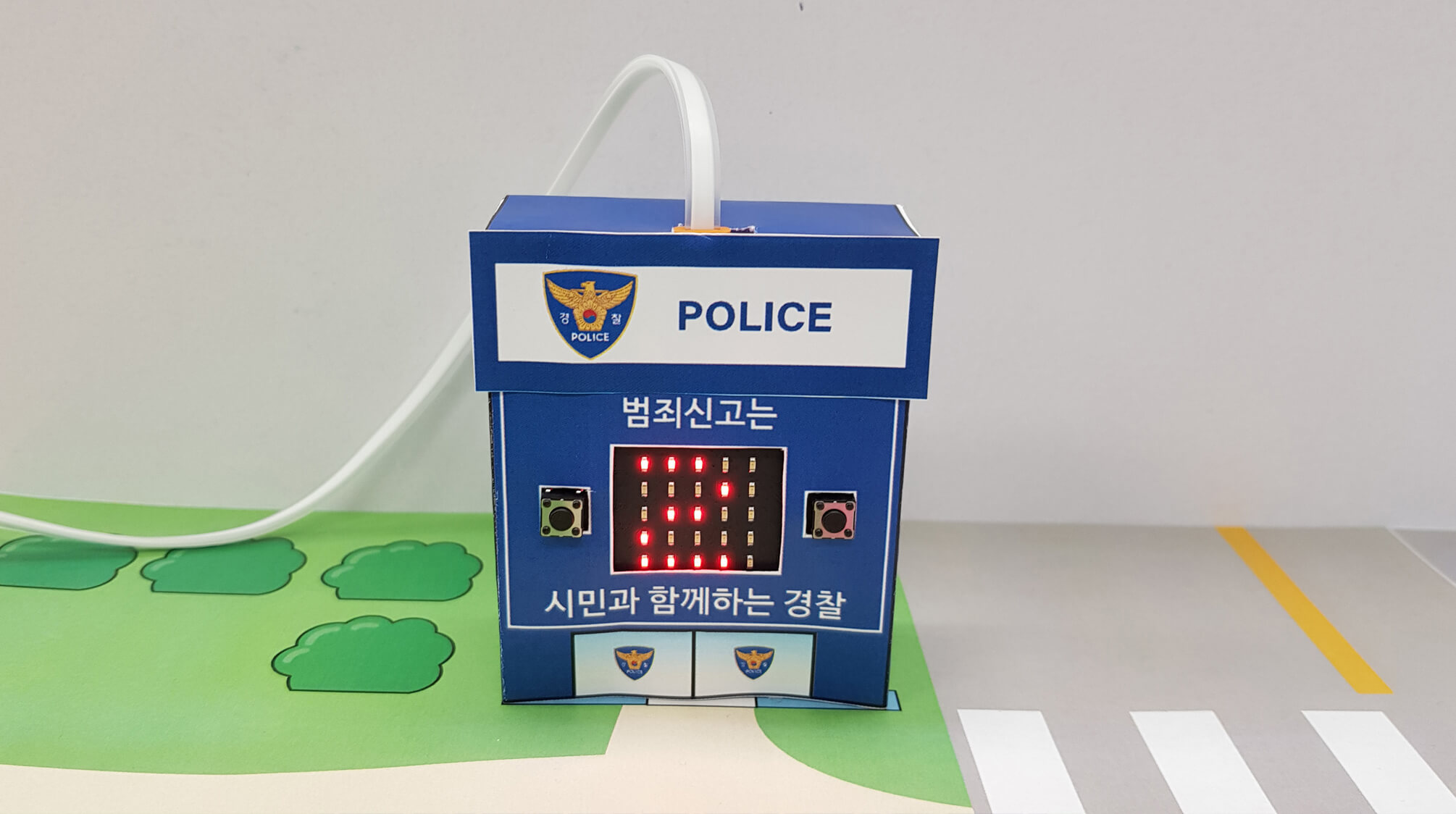 마이크로 비트에 2가 출력되는 모습