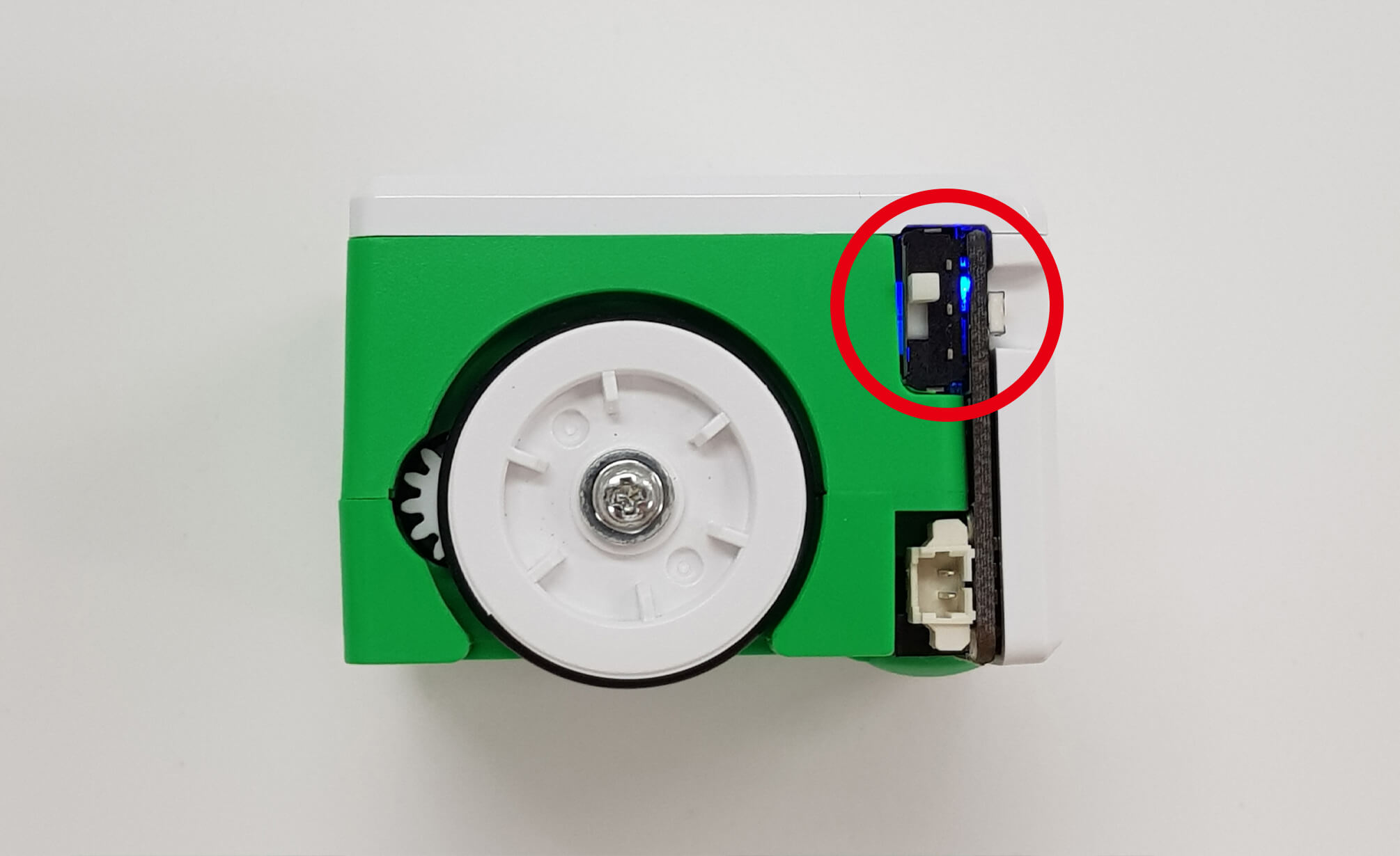 햄스터 로봇 전원에 불이 들어온 모습