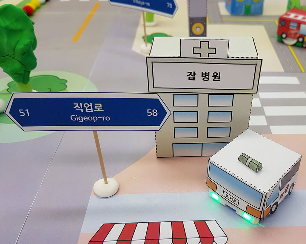 마을에 배치한 병원과 햄스터 로봇을 씌운 구급차 모습