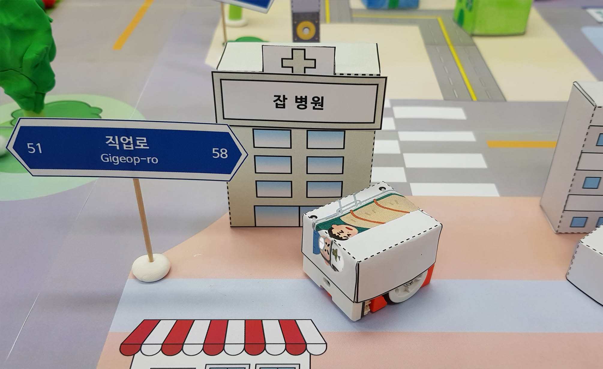 마을에 배치한 병원과 햄스터 로봇을 씌운 구급대원 모습