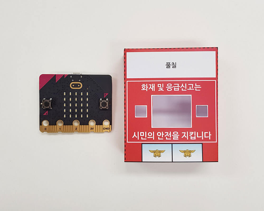 네모로 자른 부분 안쪽에 마이크로 비트를 장착한 모습