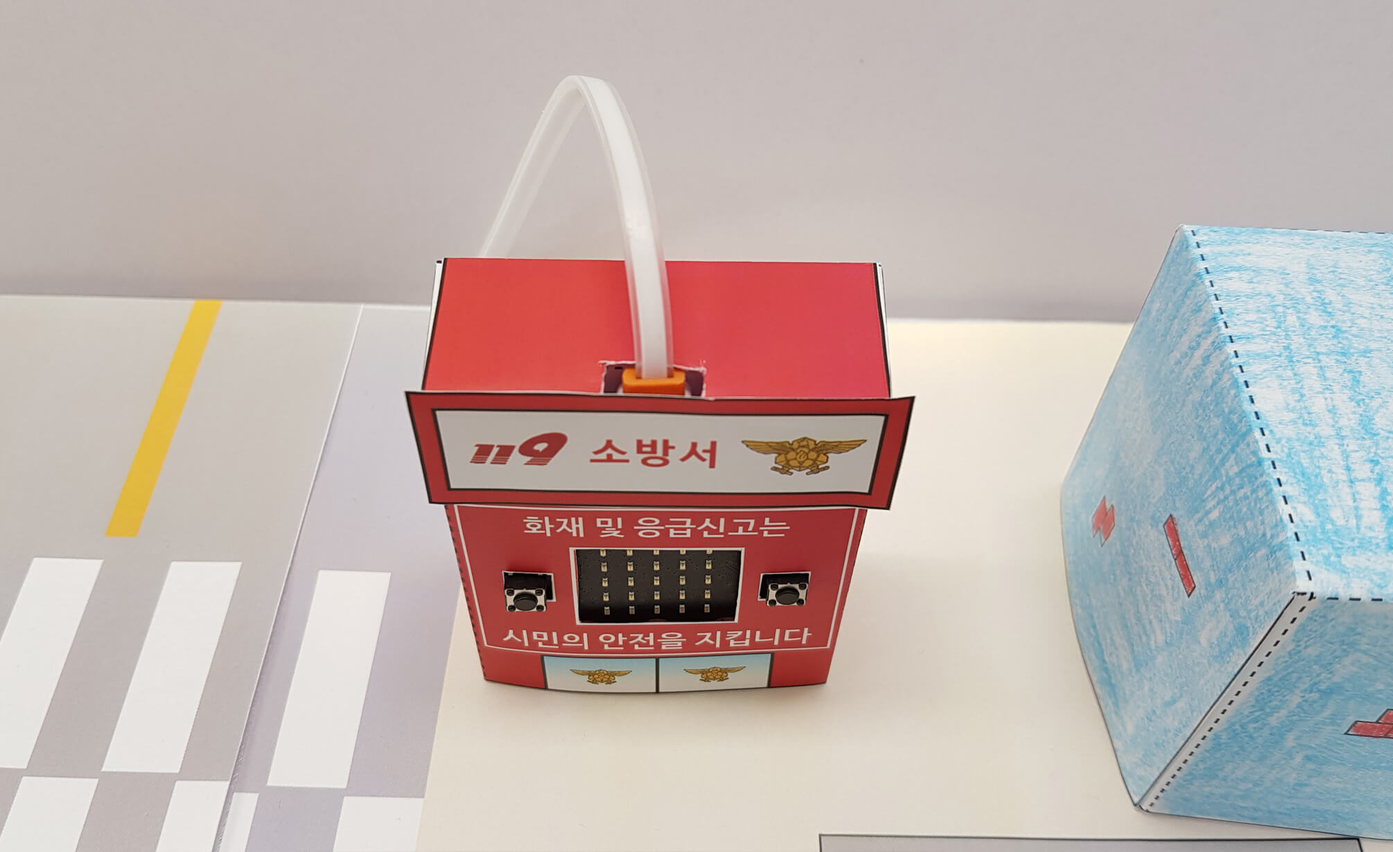 완성된 소방서 마이크로 비트에 선을 연결한 모습