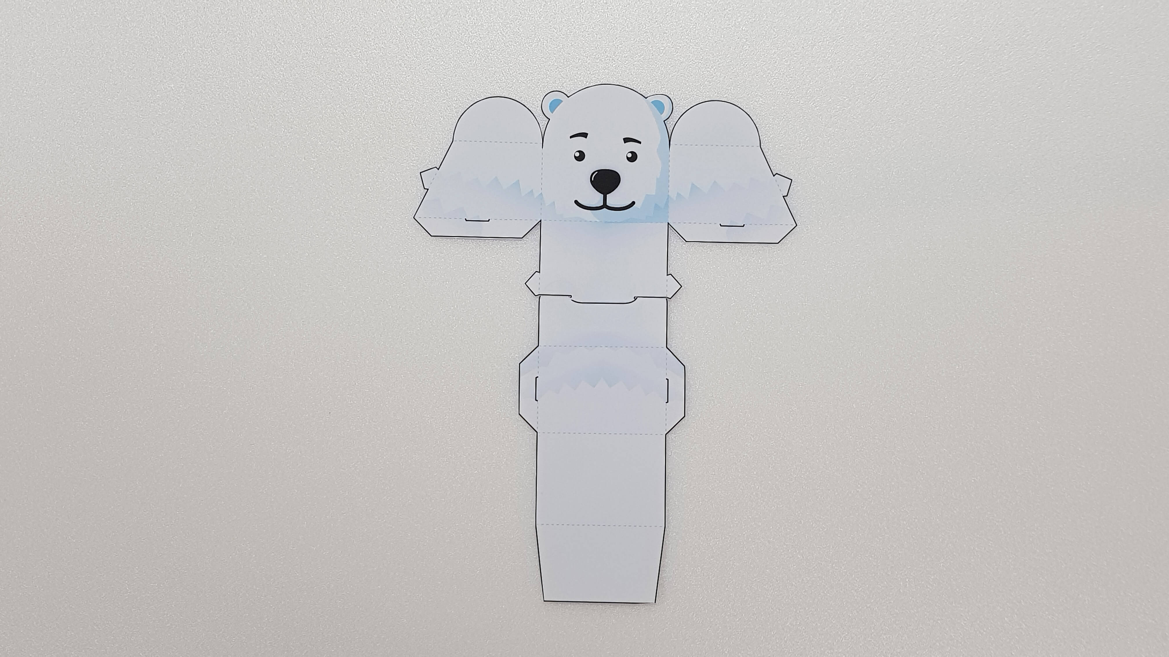 오린 도안을 붙이는 모습