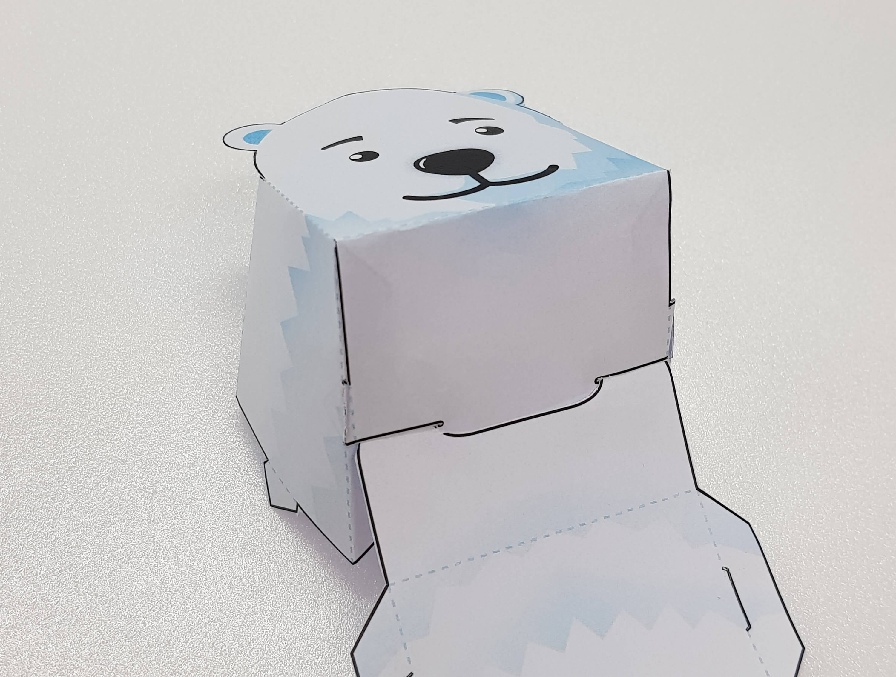 오린 도안을 붙이는 모습